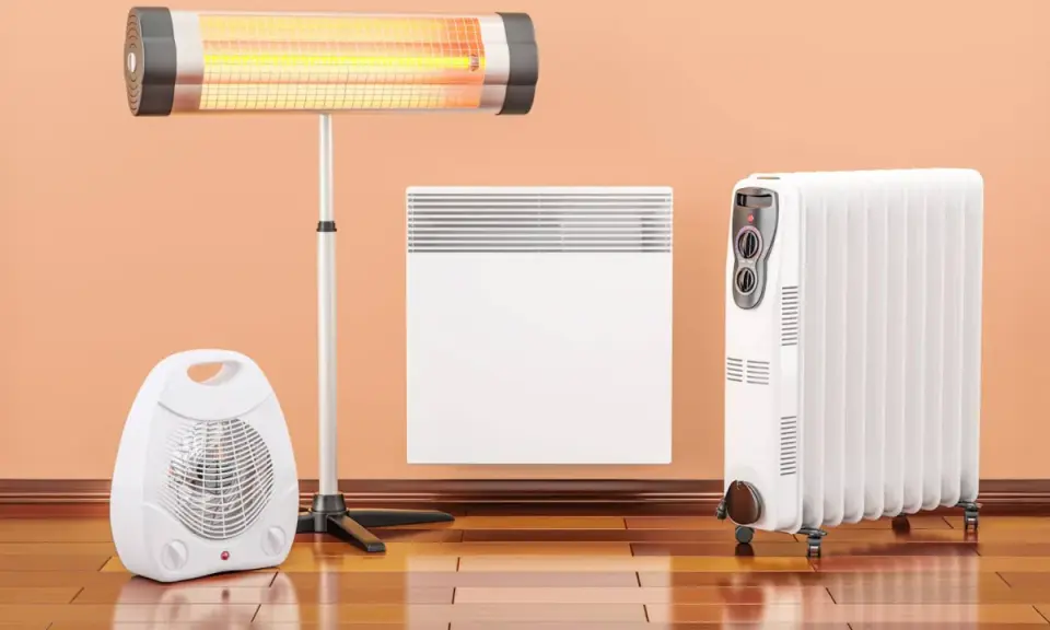 Drei Heizgeräte: ein Heizstrahler, ein Heizkörper und ein Lüfter. Effiziente Elektroheizung für Ihr Zuhause.