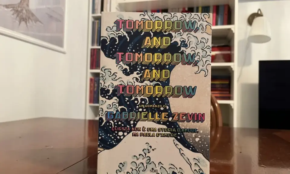 Copertina del libro "Tomorrow, and tomorrow, and tomorrow" di Gabrielle Zevin, con onde stilizzate e testo ripetuto.