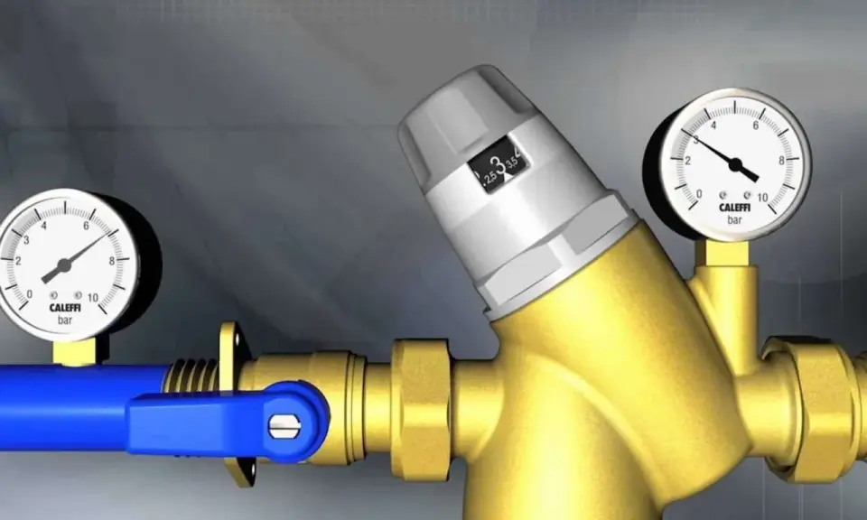 Manomètre et réducteur de pression pour la pression d'eau maison. Le réglage est sur 3 bars.