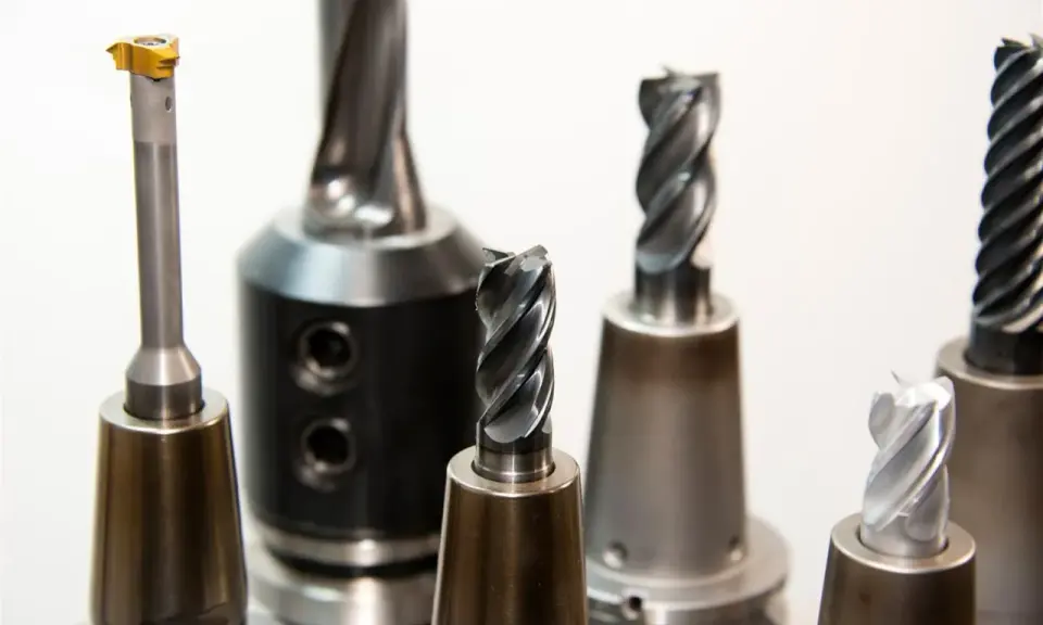 Varias brocas de widia para mecanizado de precisión. Cada broca de widia sirve para un corte específico en metales.