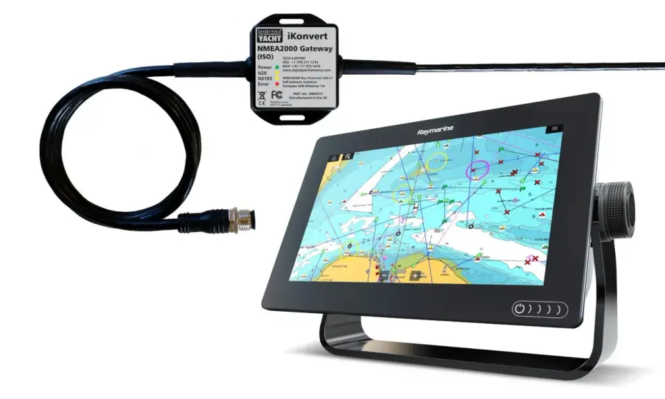 Un boîtier Digital Yacht iKonvert pour branchement NMEA 0183 et NMEA 2000, connecté à un écran Raymarine affichant une carte marine.
