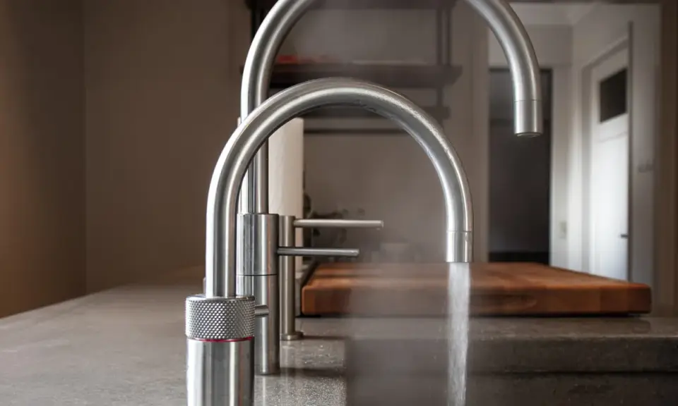 Zwei moderne Küchenarmaturen aus Edelstahl, eine davon mit Dampf. Gute Erfahrungen mit elektrischer Wasserhahn.