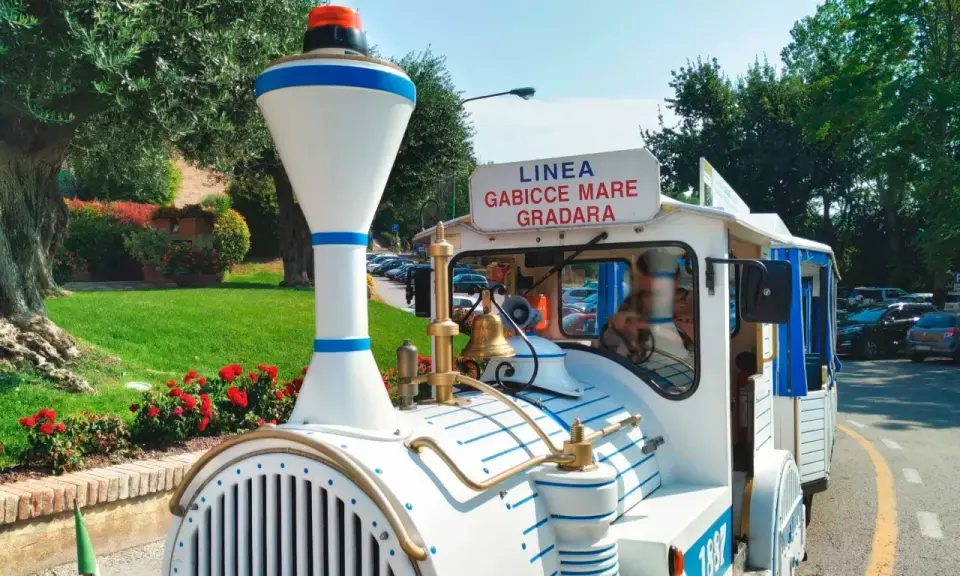 Trenino turistico per la linea Gabicce Mare-Gradara. Un modo divertente per andare da Gabicce Mare a Gabicce Monte a piedi, godendosi il panorama.