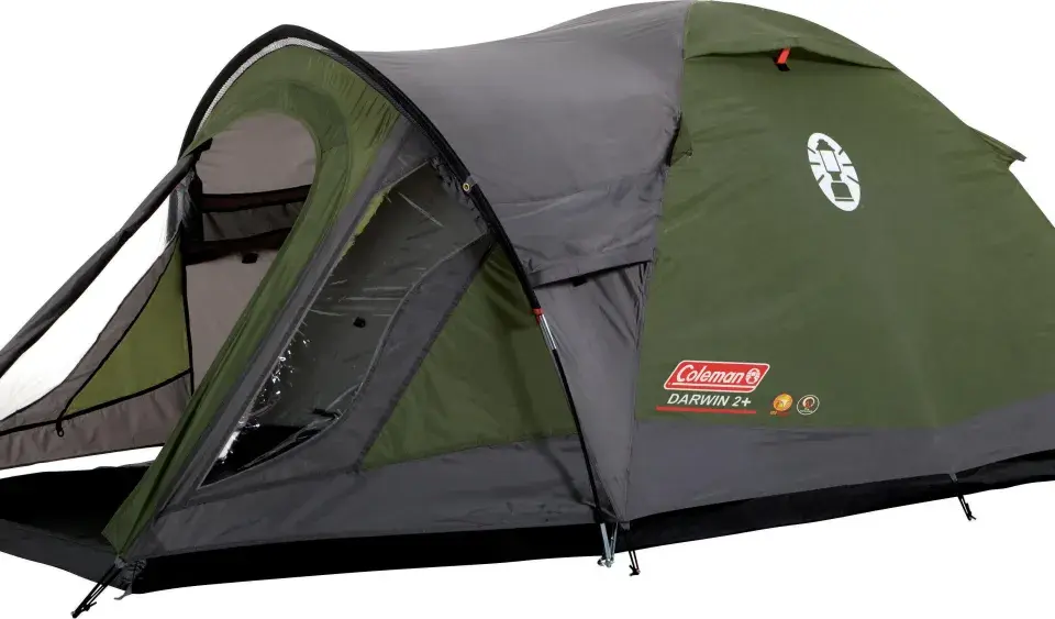 Ett grönt och grått Coleman tält, modell Darwin 2+, med en ingång och fönster. Perfekt för campingäventyr.