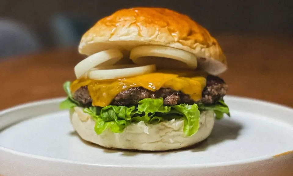 Idealny burger w domu: Jaka gramatura mięsa zapewni soczystość?