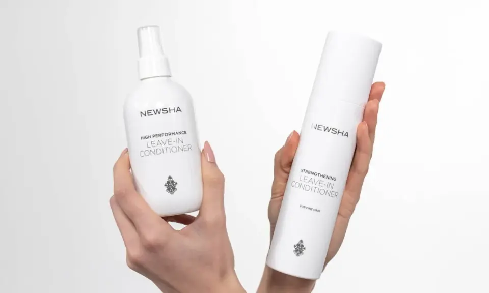 Zwei NEWSHA Leave-In Conditioner Flaschen in Händen. Für eine tiefenreinigung haare und Stärkung.