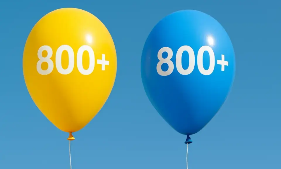 Dwa balony, żółty i niebieski, z napisem "800+". Kiedy złożyć wniosek o 800 plus?