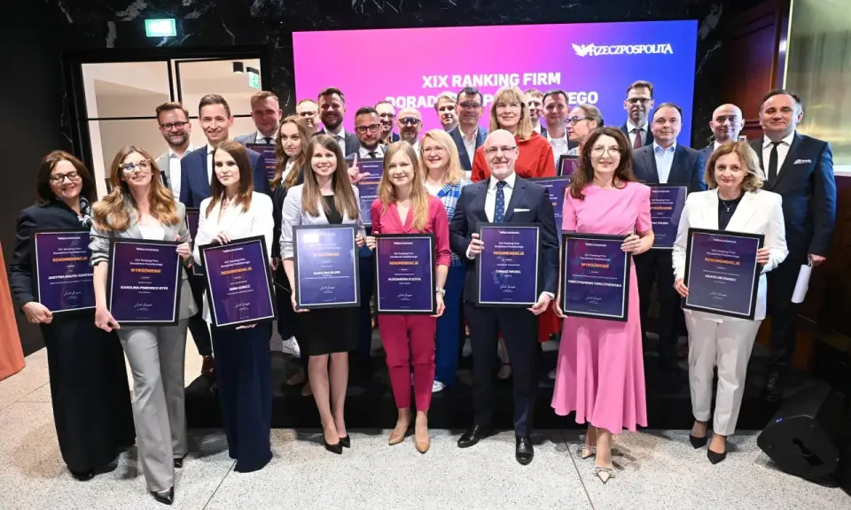 Grupa osób odbiera dyplomy na tle ekranu z napisem "XIX Ranking Firm Doradztwa Podatkowego".