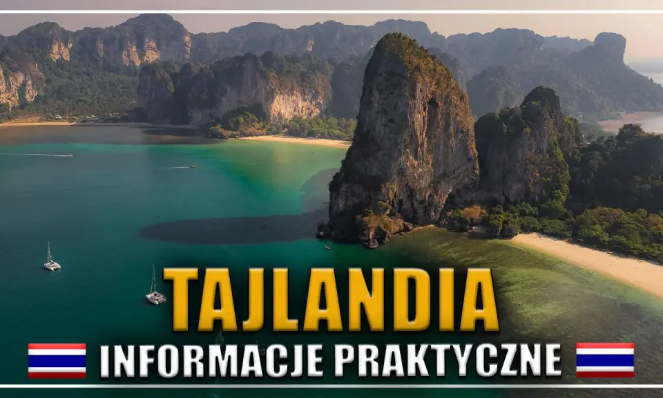 Widok na tropikalną zatokę z wapiennymi klifami, plażą i łodziami. Napis "TAJLANDIA INFORMACJE PRAKTYCZNE".