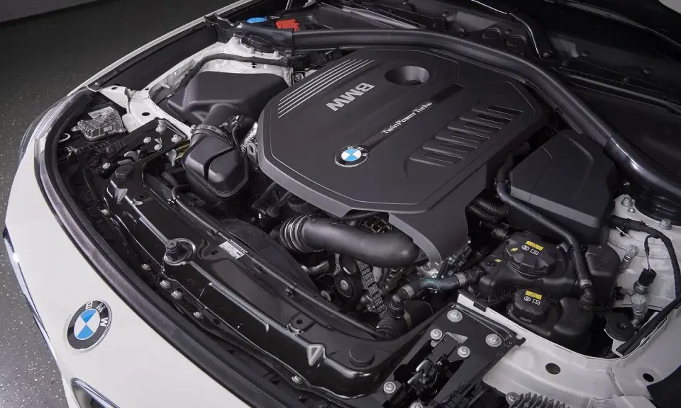 Silnik BMW TwinPower Turbo, gotowy do przeglądu gwarancyjnego samochodu.