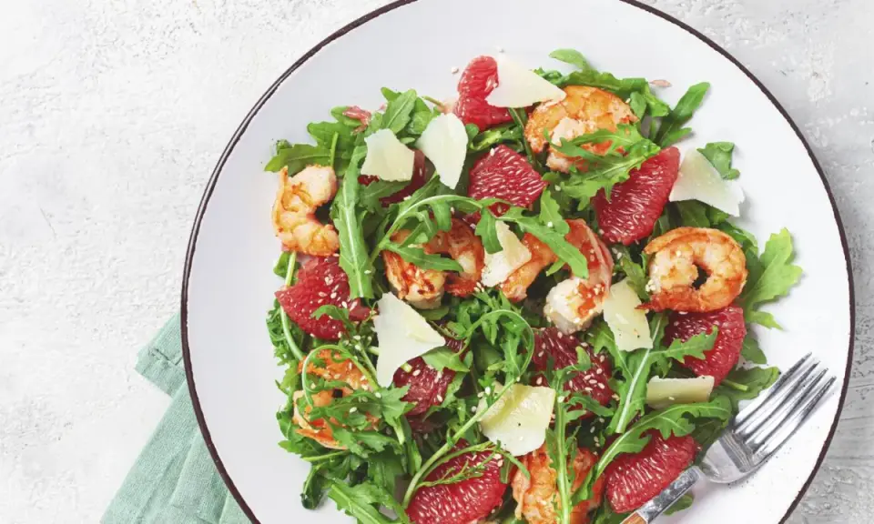 Salat mit Garnelen, Grapefruit und Parmesan – perfekt zum kalorienarm kochen.