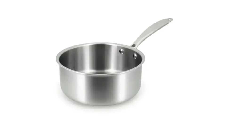 Casserole inox avec une poignée, idéale pour le lave-vaisselle. Elle est prête à préparer de bons petits plats.