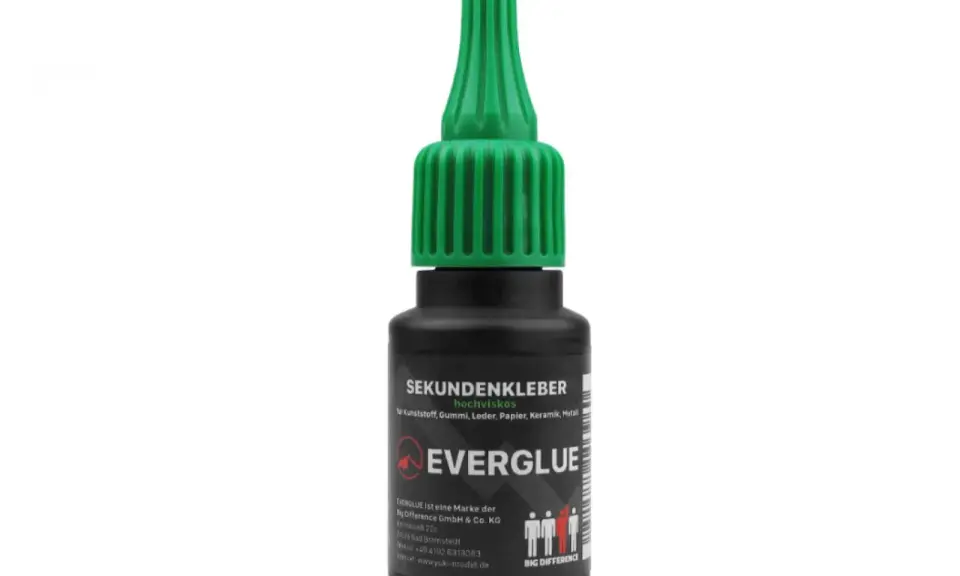 Flasche mit grünem Verschluss, die hochviskosen Cyanacrylatkleber der Marke EVERGLUE enthält. Ideal für Kunststoff, Gummi, Leder, Papier und Metall.