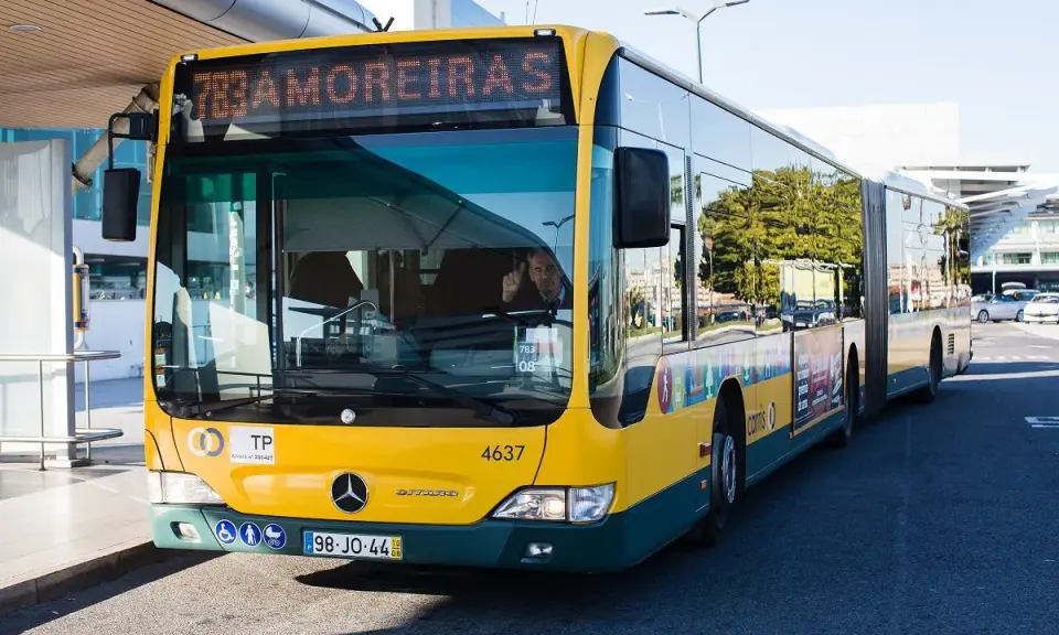 Gelber Flughafenbus am Lissabon Flughafen, bereit für die Fahrt in die Innenstadt.