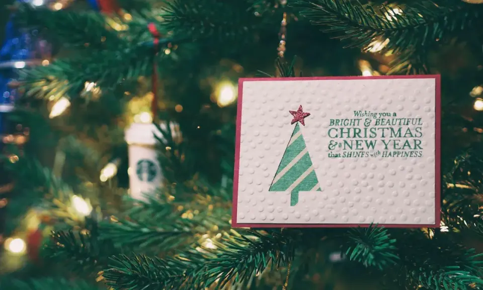 Postal de Navidad con árbol y luces. ¡Ideas para tus felicitaciones!