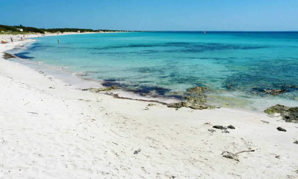 Spiaggia bianca e mare cristallino, un assaggio de le 10 spiagge più belle del Salento.