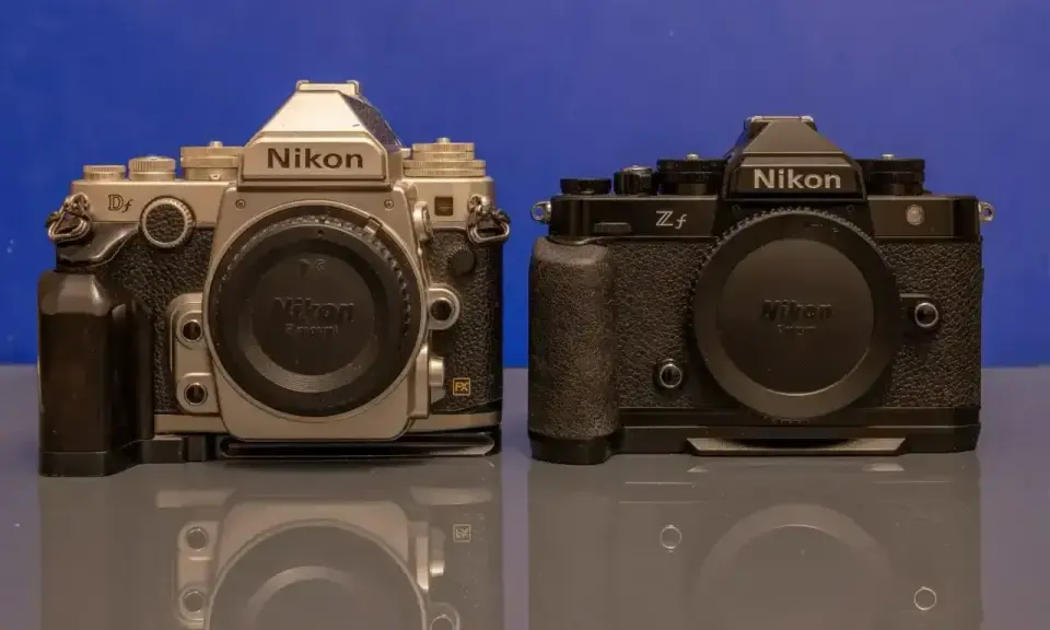 Dwie lustrzanki Nikon: srebrna Df i czarna Zf. Idealne dla początkujących, szukających najlepszej lustrzanki.