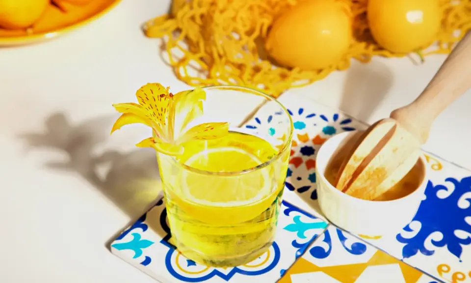 Orzeźwiający napój z cytryną i kwiatem, idealny do podania z limoncello.