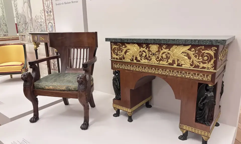 Fauteuil et bureau de style consulat, ornés de lions sculptés et de sphinx dorés, évoquant le cabinet de travail du général Bonaparte.