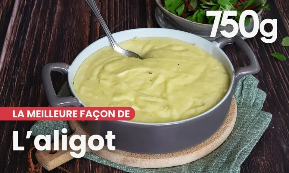 Un plat d'aligot crémeux et onctueux, prêt à être dégusté. La meilleure recette pour un aligot parfait.