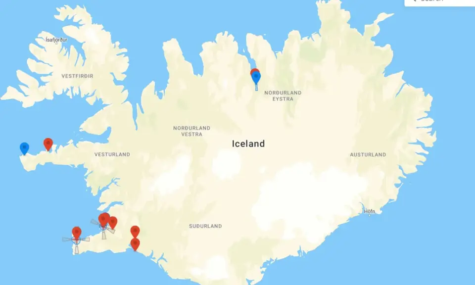 Karte von Island mit Markierungen. Eine Drohne fliegt über die Insel und sammelt Daten.