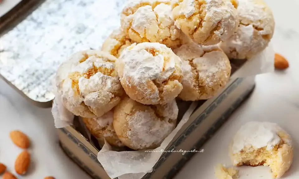 Biscotti con farina di mandorle, soffici e profumati, cosparsi di zucchero a velo, pronti per essere gustati.
