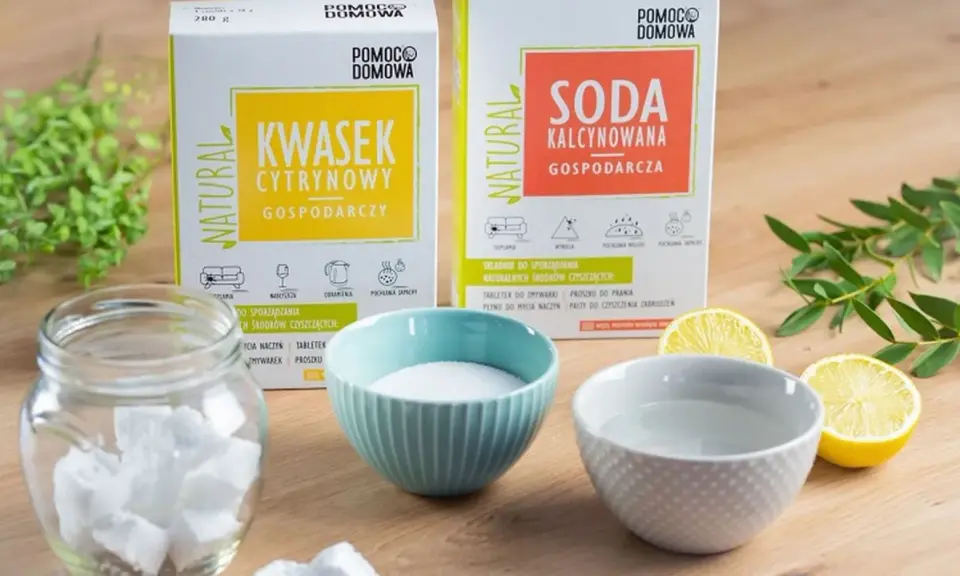 Jak zrobić kostki do zmywarki? Na stole kwasek cytrynowy, soda kalcynowana, woda, cytryny i gotowe kostki.