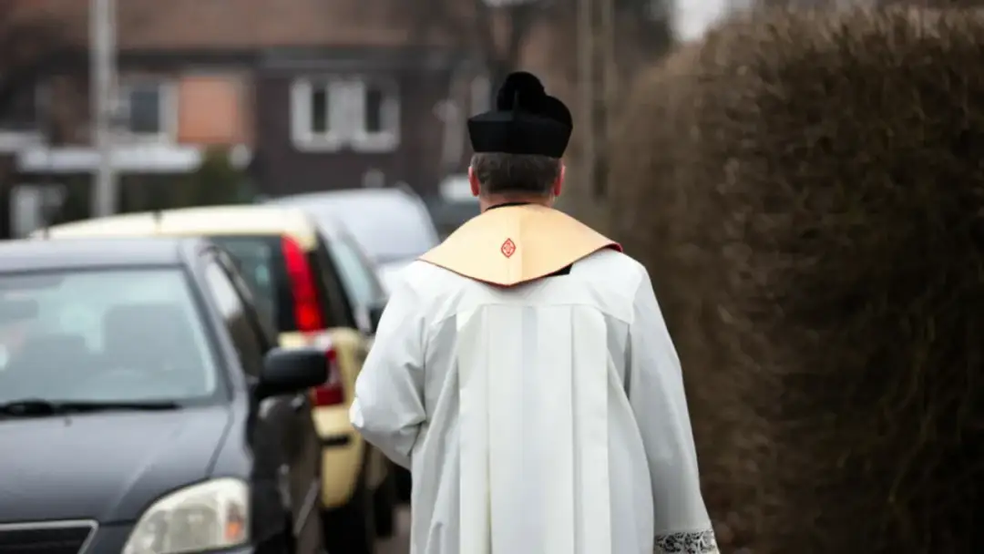 Ile dać księdzu po kolędzie? Odkryj akceptowalne kwoty i zwyczaje