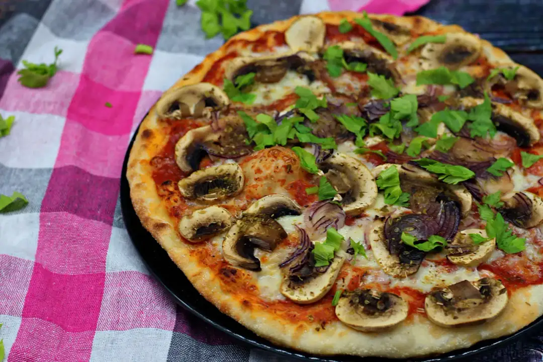 Domowa pizza z pieczarkami: przepis na idealny, chrupiący spód