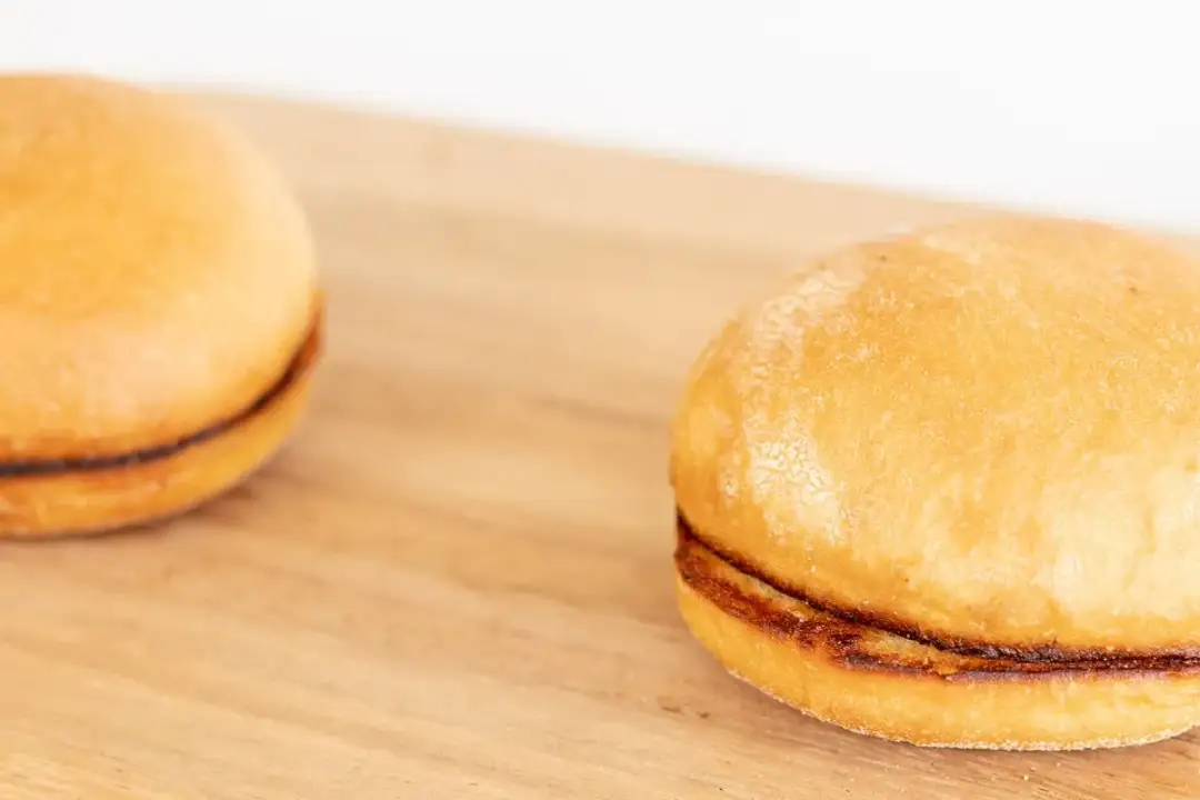 Jak podgrzać bułki do hamburgerów w piekarniku - Sposób na miękkość