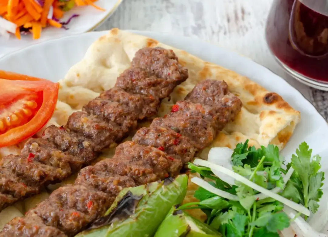 Adana kebab przepis - Jak zrobić soczyste mięso, które nie spada?