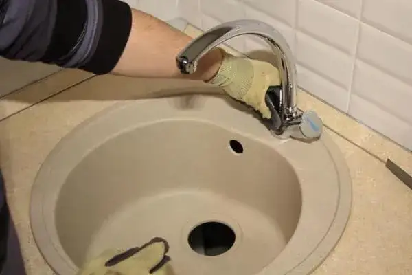 Jak przymocować zlew do szafki: 8 kroków do udanego montażu