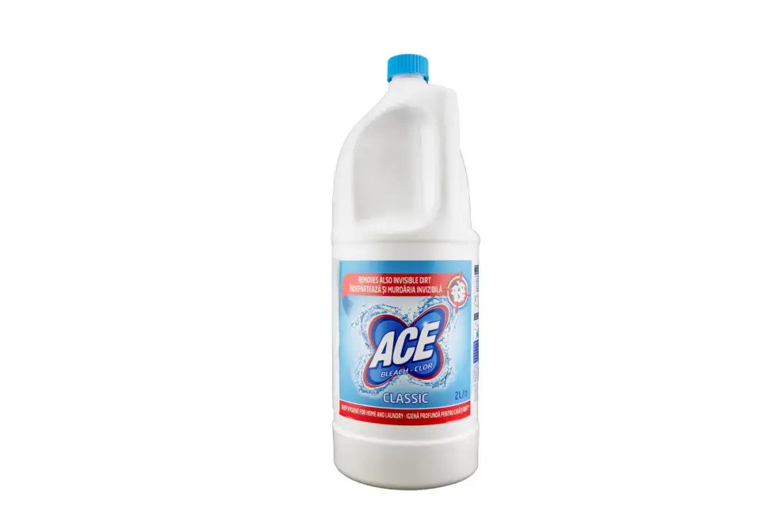 Biała butelka wybielacza Ace z niebieską nakrętką i etykietą z napisem "ACE BLEACH - CLOR CLASSIC".