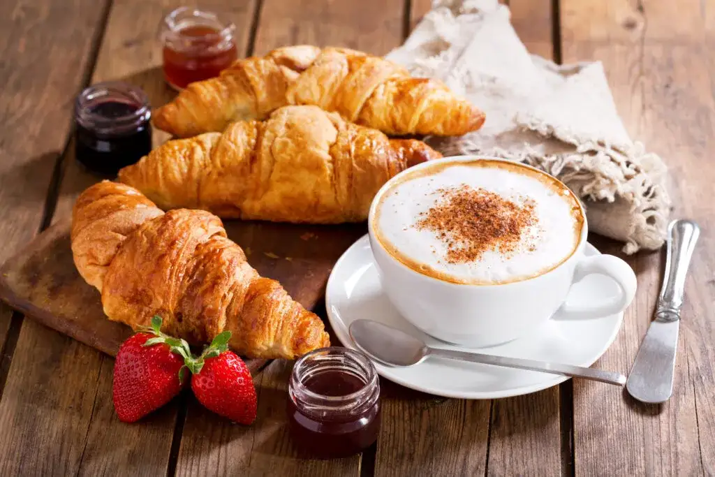 Kawa z mlekiem po francusku: jak przygotować idealne café au lait