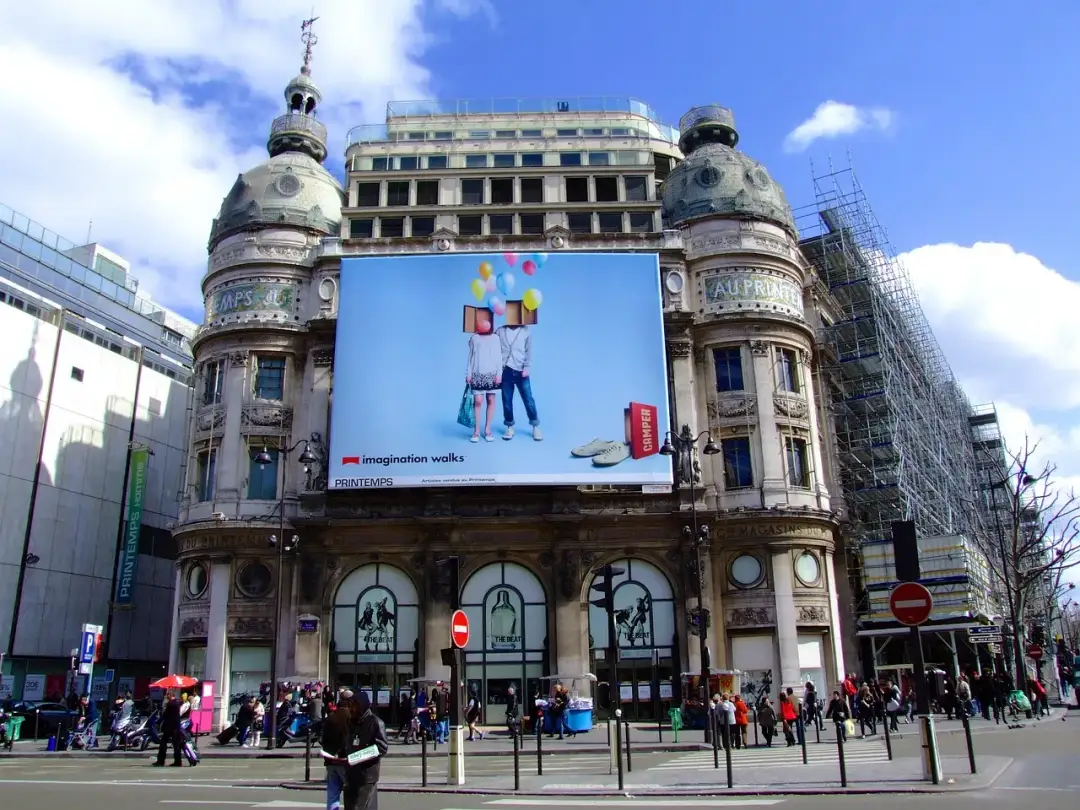 Ile kosztuje wynajem billboardu? Poznaj ceny i ukryte koszty