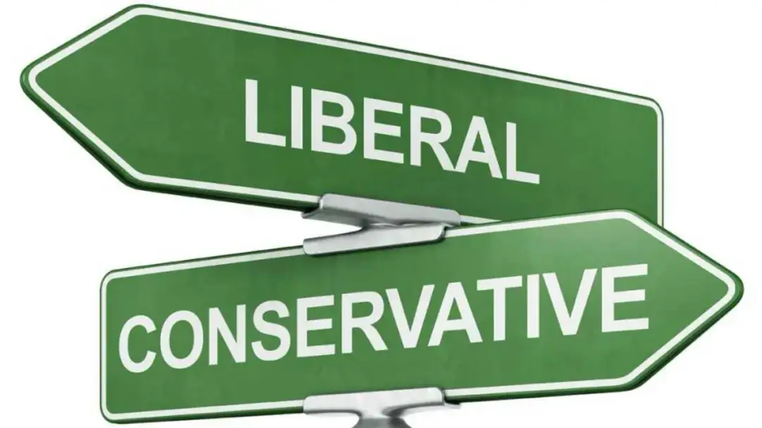 Dwa zielone znaki drogowe, jeden z napisem "LIBERAL", drugi "CONSERVATIVE", symbolizujące wybór ścieżki w polityce.