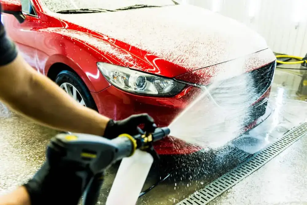 Aktywna piana na myjni: jak myć auto, by lśniło bez zacieków?