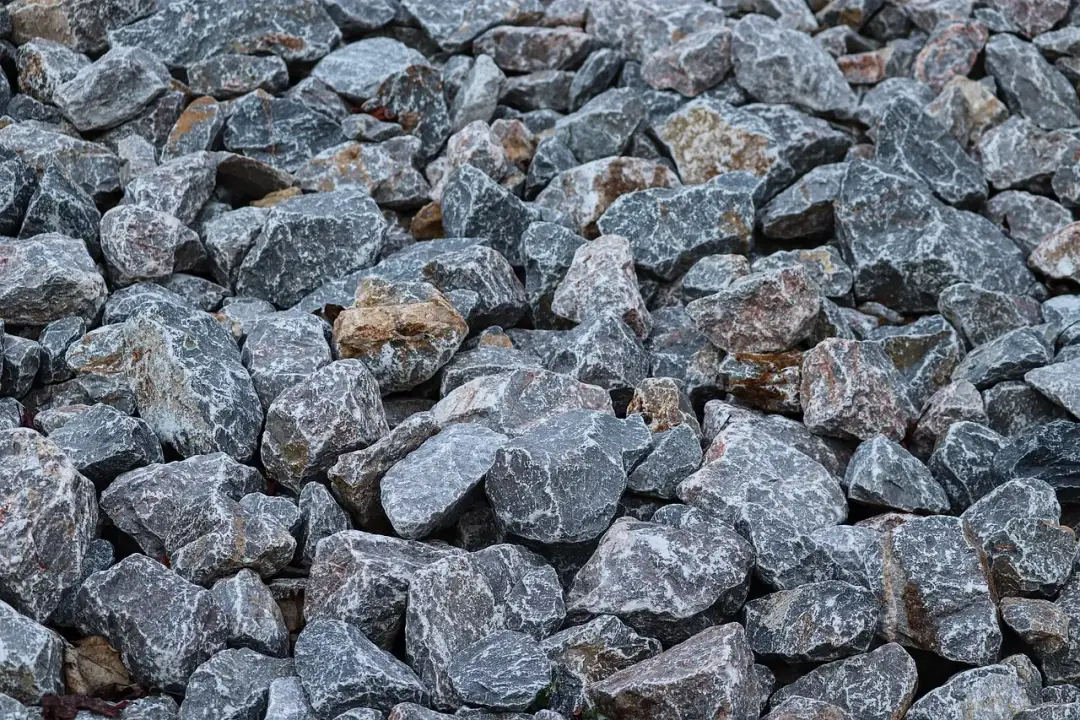 Ile kosztuje żwir? Ceny i czynniki wpływające na koszt kruszywa