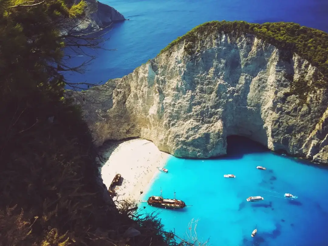 Widok na Zatokę Wraku na wyspie greckiej Zakynthos. Biała plaża, turkusowa woda i klify.