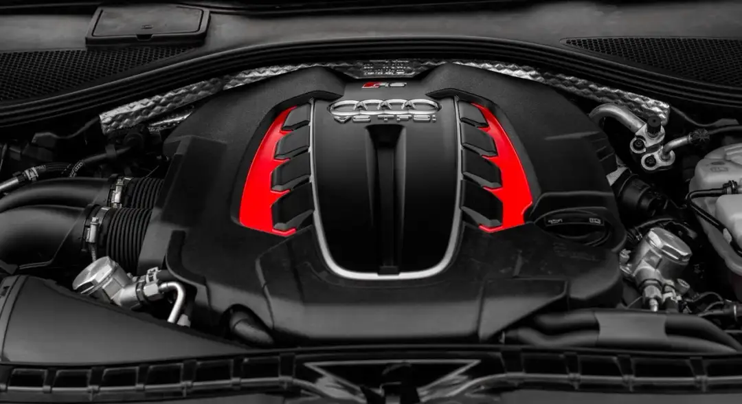 Potężny silnik V8 TFSI z czerwonymi akcentami, serce sportowego Audi.