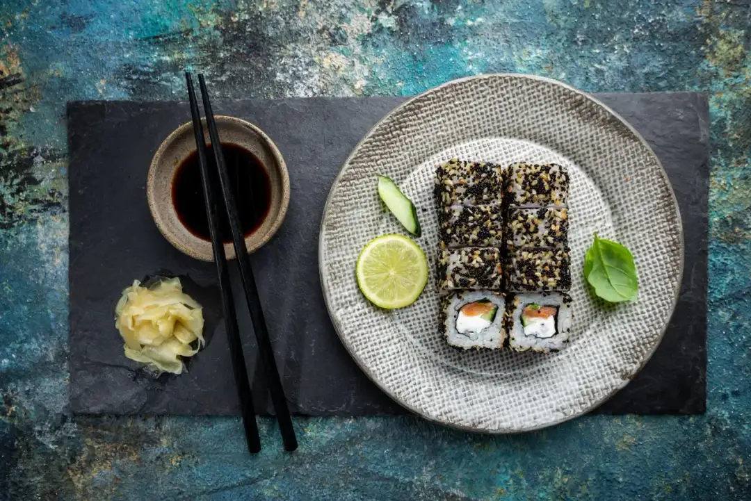 Czy sushi jest fit? Odkryj, jak wybierać zdrowe opcje sushi