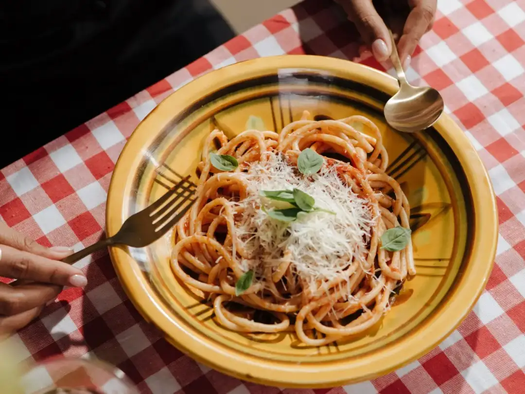 Spaghetti siciliana – tradycyjny przepis, który zachwyci każdego smakosza