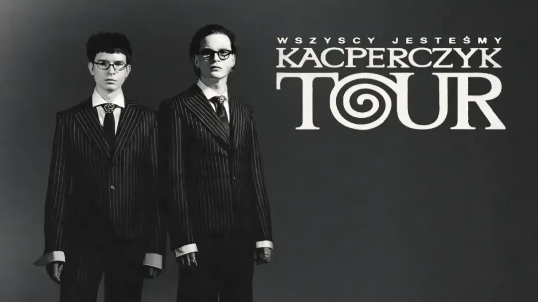 Bracia Kacperczyk w garniturach i okularach, z napisem "KACPERCZYK TOUR".