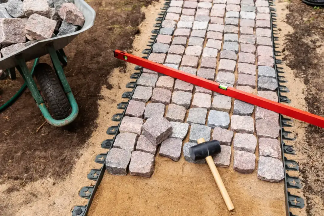 Klejenie kostki brukowej do betonu - Zrób to sam krok po kroku Klejenie kostki brukowej do betonu - Zrób to sam krok po kroku