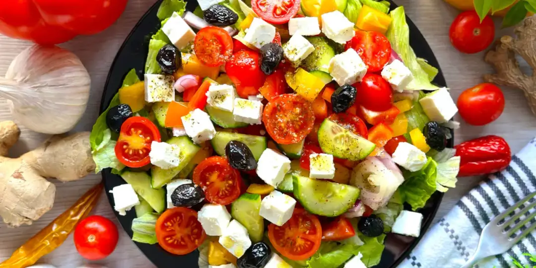 Sałatka grecka z sałatą lodową - Jak zachować idealną chrupkość?