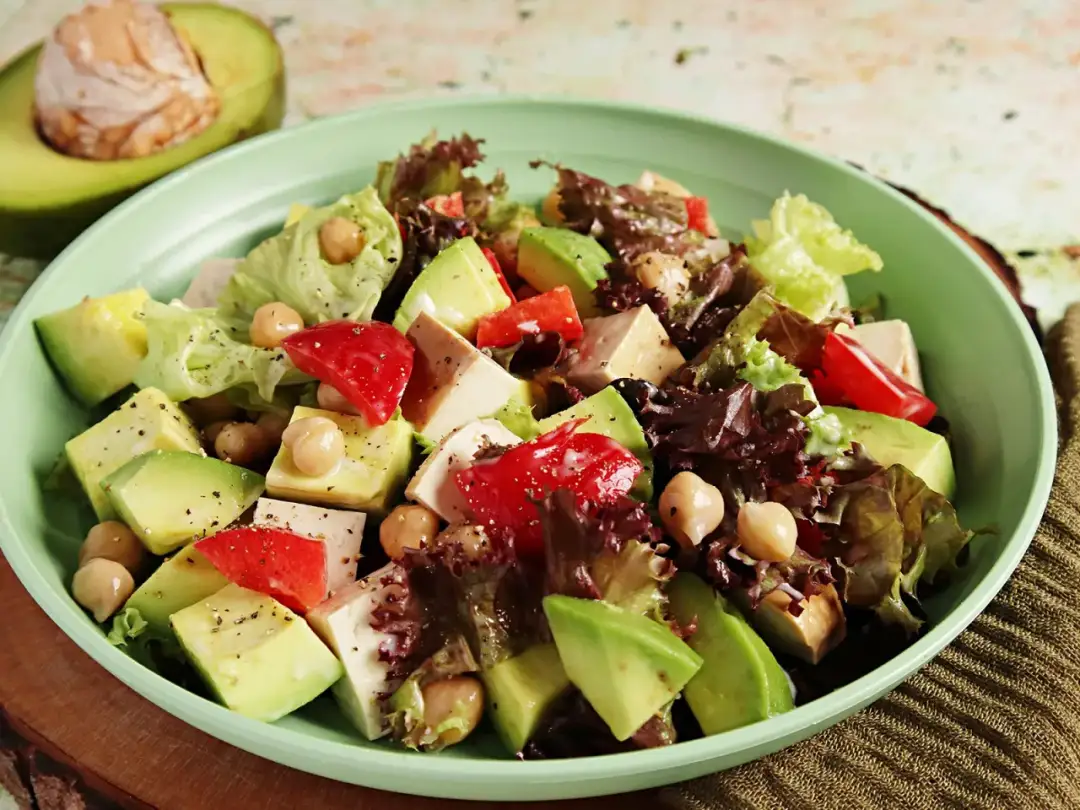 Veganer Salat mit Avocado - In 15 Min. fertig & richtig sättigend