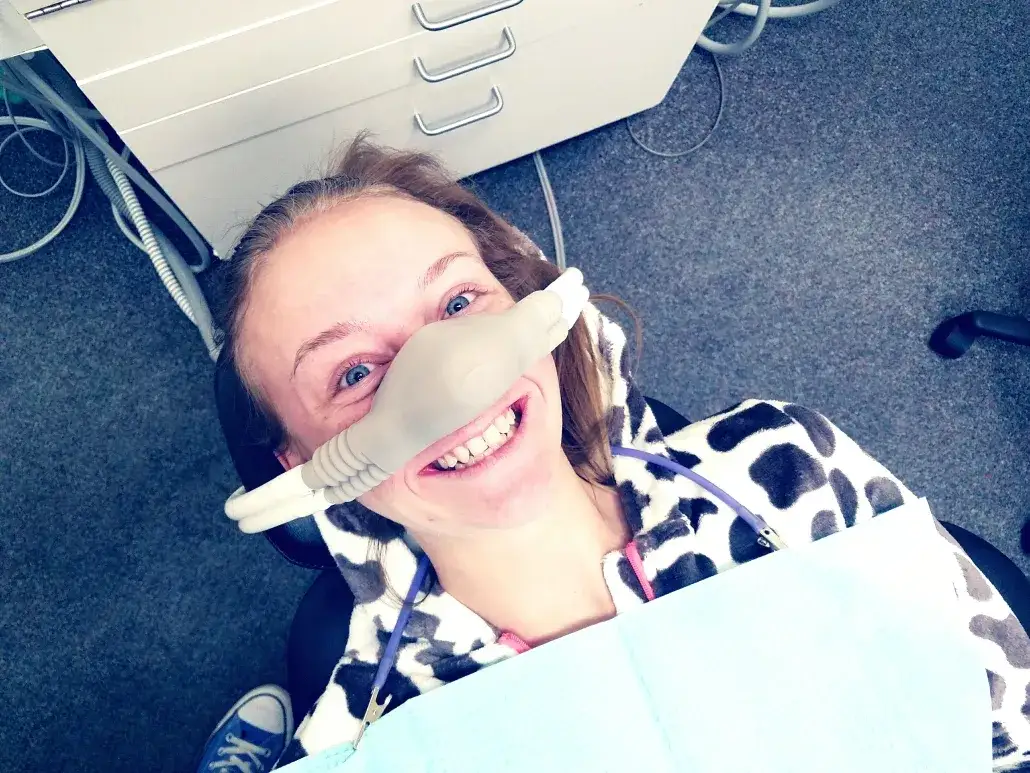 Jak działa gaz rozweselający u dentysty i jak wpływa na komfort pacjenta