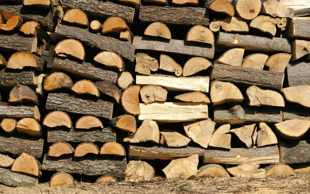Jaka wilgotność drewna do kominka zapewnia efektywne i bezpieczne spalanie?