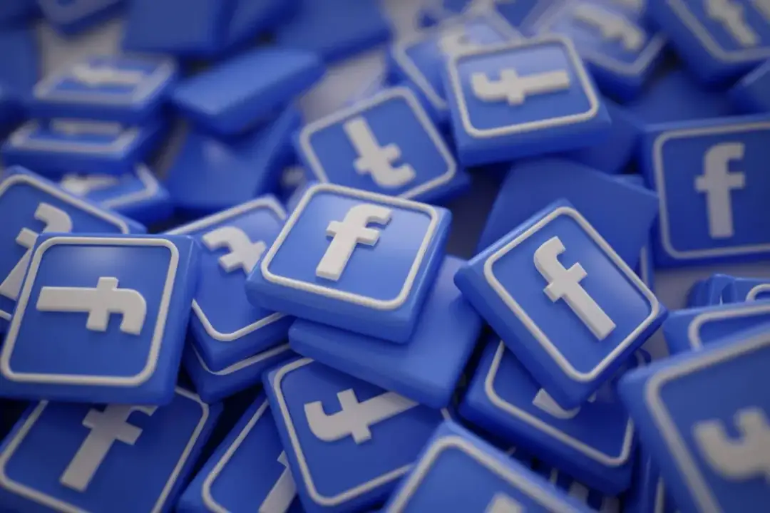Najlepsze godziny publikacji na Facebooku - Jak zwiększyć zasięg?