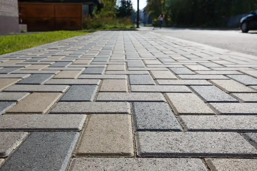 Ile za metr ułożenia kostki brukowej? Aktualne ceny i czynniki